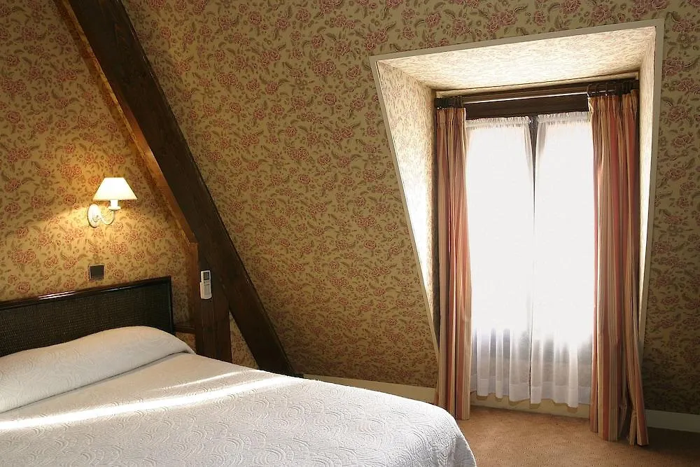 **  Hotel Clement Paris France